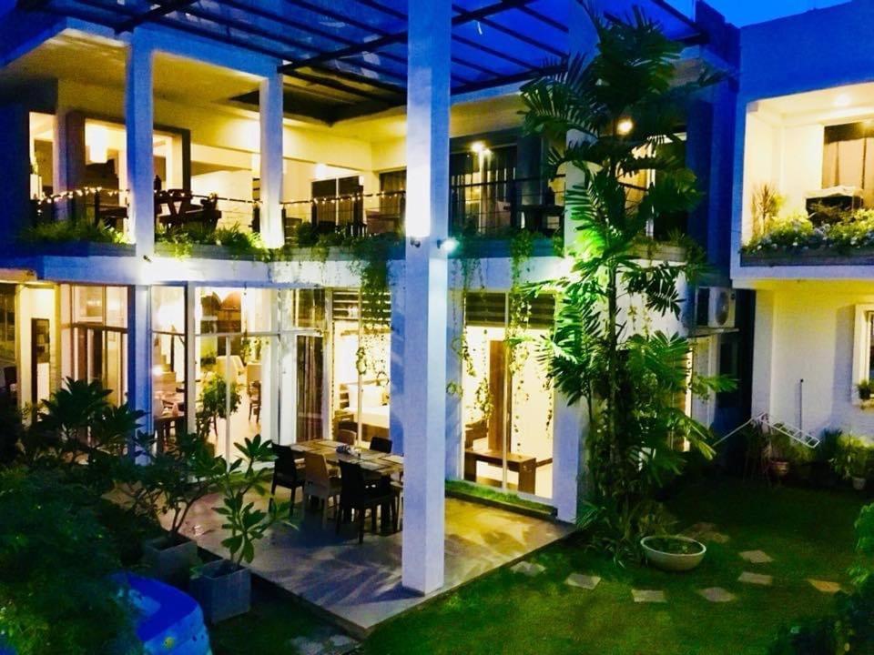 8 Plus Motels Negombo Exterior photo