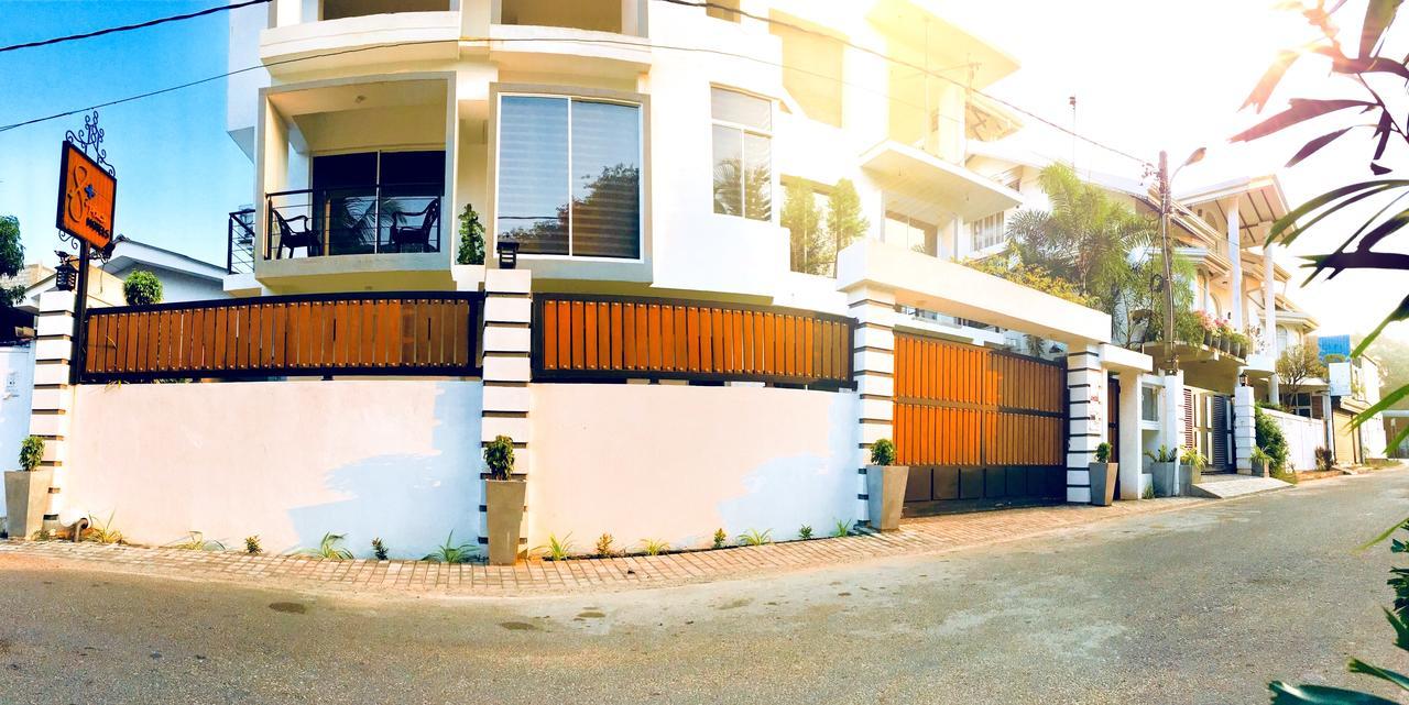 8 Plus Motels Negombo Exterior photo